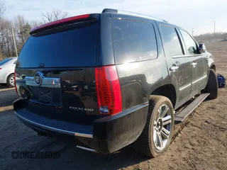 2013 Cadillac Escalade Platinum Edition with VIN 1GYS4DEF7DR251126, listed as a IAAI auction lot 41534025 with 173,153 mi miles. Bid and sale history available at carsss.com. Image 4.