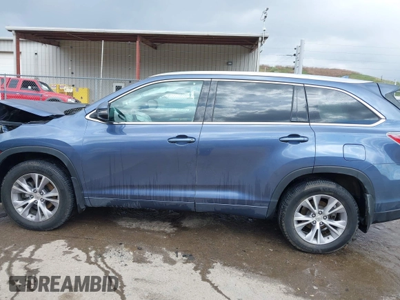 2015 Toyota Highlander XLE z VIN 5TDJKRFH5FS080160, wystawiony jako IAAI lot #42037799 z przebiegiem 135 694 mil mil oraz . Historia ofert i sprzedaży dostępna na DreamBid. Obrazek 14.