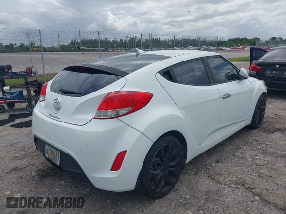 2015 Hyundai Veloster z VIN KMHTC6AD7FU222377, wystawiony jako IAAI lot #42000787 z przebiegiem 150 582 mil mil oraz . Historia ofert i sprzedaży dostępna na DreamBid. Obrazek 4.