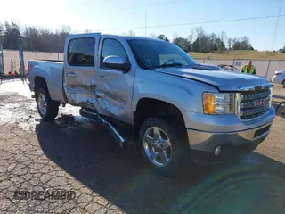 2013 GMC Sierra 2500HD SLT z VIN 1GT121C82DF218580, wystawiony jako IAAI lot #41758693 z przebiegiem 121 798 mil mil oraz . Historia ofert i sprzedaży dostępna na DreamBid. Obrazek 1.