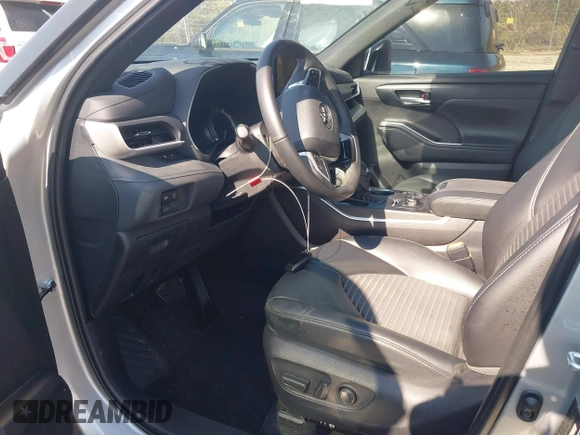 2024 Toyota Highlander LE z VIN 5TDKDRBH3RS531904, wystawiony jako IAAI lot #40509853 z przebiegiem 12 408 mil mil oraz . Historia ofert i sprzedaży dostępna na DreamBid. Obrazek 12.