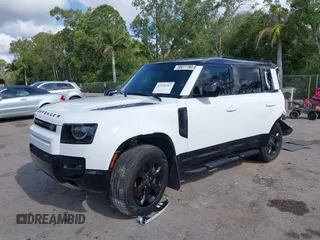 2022 Land Rover Defender X-Dynamic HSE z VIN SALE37RU8N2099697, wystawiony jako IAAI lot #42232267 z przebiegiem 35 863 mil mil oraz . Historia ofert i sprzedaży dostępna na DreamBid. Obrazek 2.