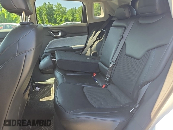 2022 Jeep Compass Latitude z VIN 3C4NJDBB2NT205936, wystawiony jako IAAI lot #42885857 z przebiegiem 39 157 mil mil oraz . Historia ofert i sprzedaży dostępna na DreamBid. Obrazek 39.