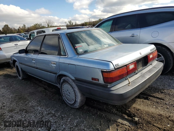 1990 Toyota Camry DLX z VIN 4T1SV21E8LU165609, wystawiony jako Copart lot #79314534 z przebiegiem 153 006 mil mil oraz Szkoda całkowita • Salvage title. Historia ofert i sprzedaży dostępna na DreamBid. Obrazek 2.