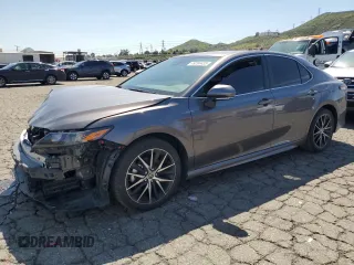 2023 Toyota Camry SE z VIN 4T1G11AK9PU832730, wystawiony jako Copart lot #49294455 z przebiegiem 46 194 mil mil oraz Szkoda całkowita • Salvage title. Historia ofert i sprzedaży dostępna na DreamBid. Obrazek 1.