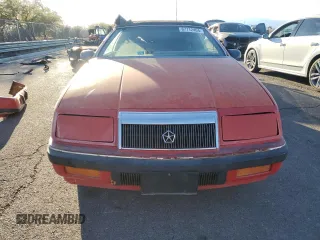 1989 Chrysler LeBaron z VIN 1C3XJ45K0KG251502, wystawiony jako Copart lot #87112404 z przebiegiem 166 445 mil mil oraz Tytuł czysty. Historia ofert i sprzedaży dostępna na DreamBid. Obrazek 5.