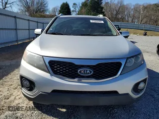 2013 Kia Sorento EX z VIN 5XYKUDA22DG335605, wystawiony jako Copart lot #47260645 z przebiegiem 175 314 mil mil oraz Szkoda całkowita • Salvage title. Historia ofert i sprzedaży dostępna na DreamBid. Obrazek 5.