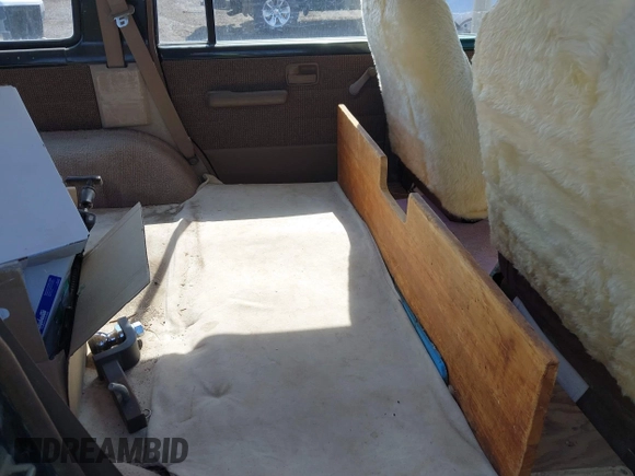 1990 Isuzu Trooper z VIN JACCH58EXL7903060, wystawiony jako IAAI lot #42516100 z przebiegiem 189 700 mil mil oraz . Historia ofert i sprzedaży dostępna na DreamBid. Obrazek 8.
