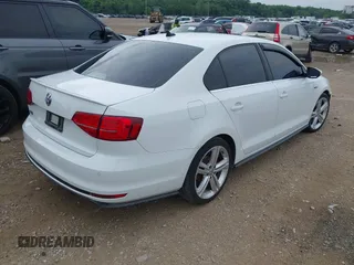 2017 Volkswagen Jetta GLI z VIN 3VW4T7AJ8HM349440, wystawiony jako IAAI lot #42491919 z przebiegiem 141 764 mil mil oraz . Historia ofert i sprzedaży dostępna na DreamBid. Obrazek 4.