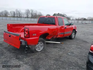 2006 Chevrolet Silverado 1500 LT2 with VIN 1GCEK19B06Z140810, listed as a IAAI auction lot 41564712 with 352,233 mi miles. Bid and sale history available at carsss.com. Image 4.