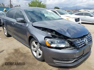 2014 Volkswagen Passat SE z VIN 1VWBP7A35EC002125, wystawiony jako IAAI lot #42255604 z przebiegiem 128 389 mil mil oraz . Historia ofert i sprzedaży dostępna na DreamBid. Obrazek 1.