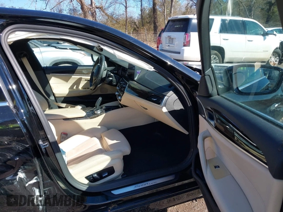 2019 BMW 5 Series 530i z VIN WBAJA5C56KWW03537, wystawiony jako IAAI lot #41430626 z przebiegiem 98 240 mil mil oraz . Historia ofert i sprzedaży dostępna na DreamBid. Obrazek 5.