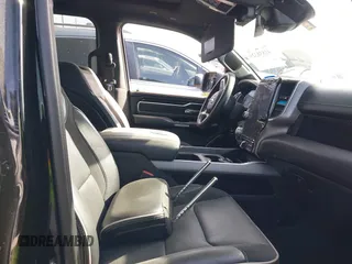 2021 Ram 1500 Laramie z VIN 1C6SRFJT4MN799792, wystawiony jako IAAI lot #41838329 z przebiegiem 106 968 mil mil oraz . Historia ofert i sprzedaży dostępna na DreamBid. Obrazek 5.