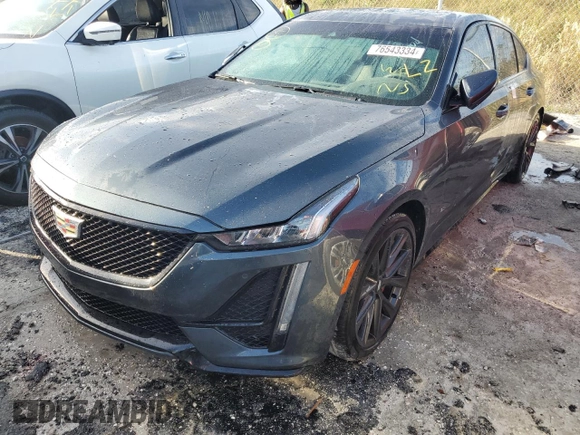 2022 Cadillac CT5 Sport z VIN 1G6DP5RK1N0120432, wystawiony jako Copart lot #76543334 z przebiegiem Nie podano mil oraz Nie do naprawy • Non repairable. Historia ofert i sprzedaży dostępna na DreamBid. Obrazek 1.