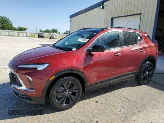 2025 Buick Encore GX Sport Touring z VIN KL4AMDSL8SB151855, wystawiony jako Copart lot #53403845 z przebiegiem 40 mil mil oraz Czysty tytuł • Clean title. Historia ofert i sprzedaży dostępna na DreamBid. Obrazek 1.