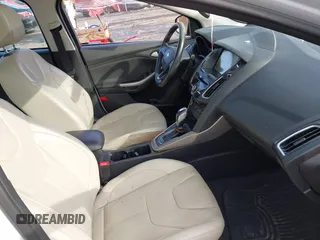 2018 Ford Focus Titanium z VIN 1FADP3J25JL293835, wystawiony jako IAAI lot #41877487 z przebiegiem 109 211 mil mil oraz . Historia ofert i sprzedaży dostępna na DreamBid. Obrazek 5.