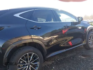 2024 Lexus NX 350h Premium z VIN JTJGKCEZ9R5021993, wystawiony jako IAAI lot #41634554 z przebiegiem 4 871 mil mil oraz . Historia ofert i sprzedaży dostępna na DreamBid. Obrazek 14.