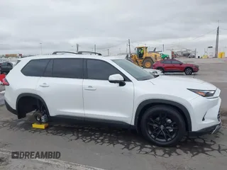 2024 Toyota Highlander XLE z VIN 5TDAAAB50RS068275, wystawiony jako IAAI lot #42437588 z przebiegiem 5 878 mil mil oraz . Historia ofert i sprzedaży dostępna na DreamBid. Obrazek 13.