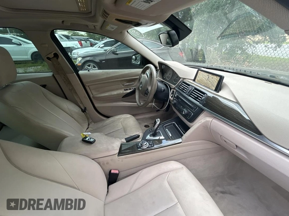 2012 BMW 3 Series 328i z VIN WBA3A5C5XCF347638, wystawiony jako Copart lot #59191275 z przebiegiem 90 830 mil mil oraz Czysty tytuł • Clean title. Historia ofert i sprzedaży dostępna na DreamBid. Obrazek 5.