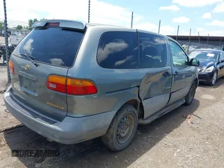 1998 Toyota Sienna LE z VIN 4T3ZF13C3WU040160, wystawiony jako IAAI lot #42457548 z przebiegiem 226 516 mil mil oraz . Historia ofert i sprzedaży dostępna na DreamBid. Obrazek 4.