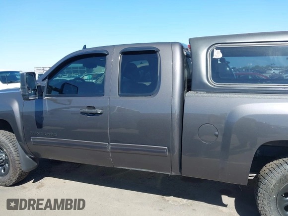 2010 Chevrolet Silverado 1500 LS with VIN 1GCSKREAXAZ137064, listed as a IAAI auction lot 42024758 with 125,401 mi miles and . Bid and sale history available at DreamBid. Image 14.