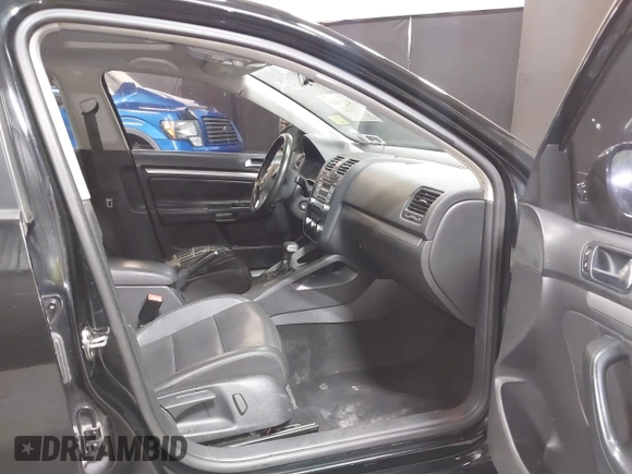 2010 Volkswagen Jetta SE z VIN 3VWRZ7AJ3AM157188, wystawiony jako IAAI lot #41816829 z przebiegiem 188 180 mil mil oraz . Historia ofert i sprzedaży dostępna na DreamBid. Obrazek 5.