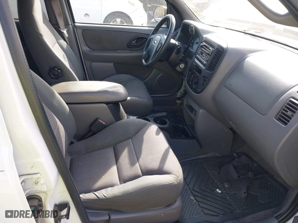 2001 Ford Escape XLT with VIN 1FMYU04151KF69759, listed as a IAAI auction lot 41997906 with 182,133 mi miles. Bid and sale history available at carsss.com. Image 5.