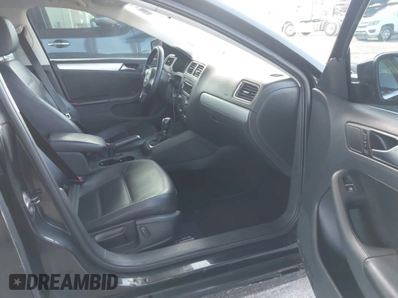 2013 Volkswagen Jetta SE with VIN 3VWDX7AJ8DM215350, listed as a IAAI auction lot 42642122 with 164,357 mi miles and . Bid and sale history available at DreamBid. Image 5.