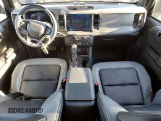 2024 Ford Bronco z VIN 1FMEE1BPXRLA33991, wystawiony jako Copart lot #42259825 z przebiegiem 24 969 mil mil oraz Szkoda całkowita • Salvage title. Historia ofert i sprzedaży dostępna na DreamBid. Obrazek 8.