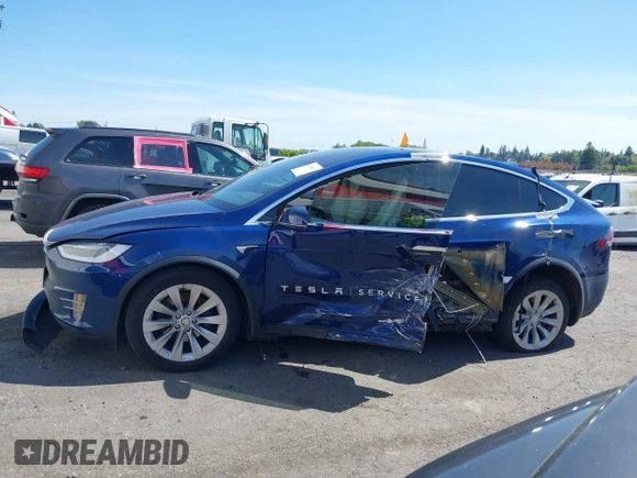 2017 Tesla Model X 90D z VIN 5YJXCDE23HF077126, wystawiony jako IAAI lot #42035067 z przebiegiem Nie podano mil oraz . Historia ofert i sprzedaży dostępna na DreamBid. Obrazek 14.