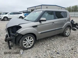 2013 Kia Soul + z VIN KNDJT2A61D7608147, wystawiony jako Copart lot #55630935 z przebiegiem 129 882 mil mil oraz Tytuł czysty. Historia ofert i sprzedaży dostępna na DreamBid. Obrazek 1.