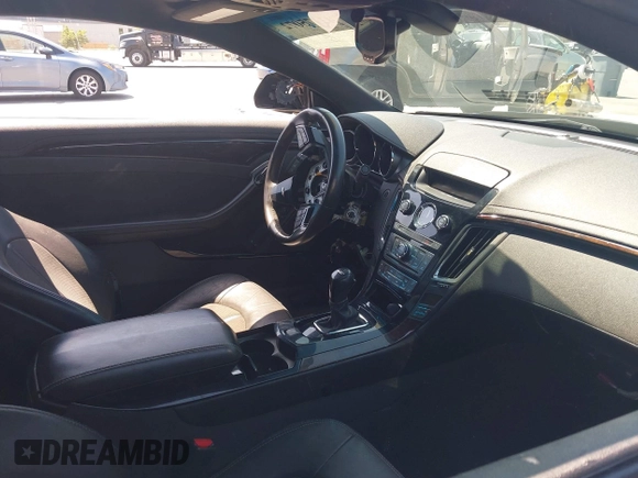 2013 Cadillac CTS-V z VIN 1G6DV1EP6D0138259, wystawiony jako IAAI lot #42175072 z przebiegiem Nie podano mil oraz . Historia ofert i sprzedaży dostępna na DreamBid. Obrazek 5.