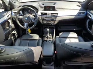2018 BMW X1 xDrive28i z VIN WBXHT3C33J5L24441, wystawiony jako Copart lot #60468645 z przebiegiem 83 339 mil mil oraz Szkoda całkowita • Salvage title. Historia ofert i sprzedaży dostępna na DreamBid. Obrazek 8.