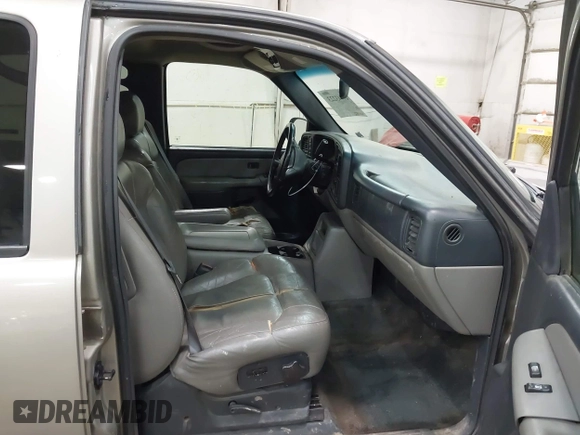 2000 Chevrolet Suburban LT with VIN 3GNFK16T9YG130739, listed as a IAAI auction lot 41943223 with 300,952 mi miles. Bid and sale history available at carsss.com. Image 5.