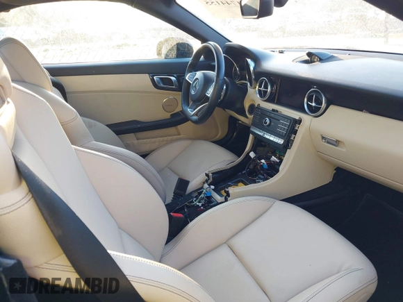 2019 Mercedes-Benz SLC 300 z VIN WDDPK3JA1KF160119, wystawiony jako IAAI lot #41744155 z przebiegiem Nie podano mil oraz . Historia ofert i sprzedaży dostępna na DreamBid. Obrazek 5.