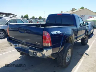 2005 Toyota Tacoma z VIN 5TEUU42N25Z099188, wystawiony jako IAAI lot #42179039 z przebiegiem 147 058 mil mil oraz . Historia ofert i sprzedaży dostępna na DreamBid. Obrazek 4.