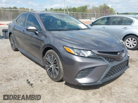 2020 Toyota Camry SE z VIN 4T1G11AK8LU335338, wystawiony jako IAAI lot #41908752 z przebiegiem 75 825 mil mil oraz . Historia ofert i sprzedaży dostępna na DreamBid. Obrazek 1.