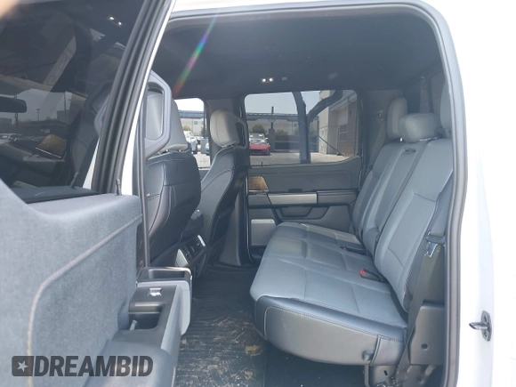 2023 Ford F-150 Lightning Pro z VIN 1FTVW1EL3PWG20829, wystawiony jako IAAI lot #42357162 z przebiegiem 52 553 mil mil oraz . Historia ofert i sprzedaży dostępna na DreamBid. Obrazek 8.