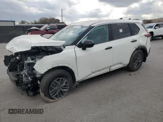 2023 Nissan Rogue S z VIN 5N1BT3AA8PC823045, wystawiony jako Copart lot #44309315 z przebiegiem 26 360 mil mil oraz Nie do naprawy • Non repairable. Historia ofert i sprzedaży dostępna na DreamBid. Obrazek 1.