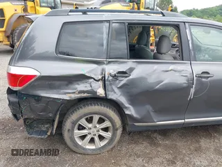2011 Toyota Highlander z VIN 5TDBK3EH3BS085242, wystawiony jako IAAI lot #42325191 z przebiegiem 200 001 mil mil oraz . Historia ofert i sprzedaży dostępna na DreamBid. Obrazek 6.