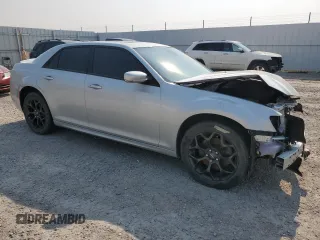 2019 Chrysler 300 S z VIN 2C3CCAGG5KH569376, wystawiony jako Copart lot #60175245 z przebiegiem 67 981 mil mil oraz Szkoda całkowita • Salvage title. Historia ofert i sprzedaży dostępna na DreamBid. Obrazek 4.