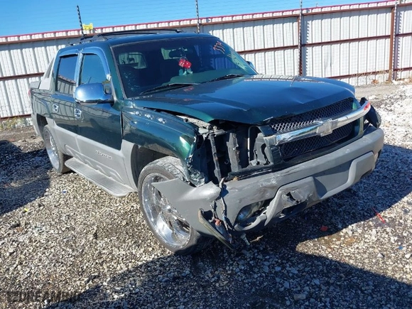 2002 Chevrolet Avalanche with VIN 3GNEC13T62G263379, listed as a IAAI auction lot 40907582 with 220,309 mi miles. Bid and sale history available at carsss.com. Image 1.
