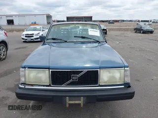 1990 Volvo 240 с VIN YV1AA8841L1423511, выставлен на аукционе IAAI как лот 41958883 с пробегом 216 943 миль миль и . История ставок и продаж доступна на DreamBid. Изображение 12.