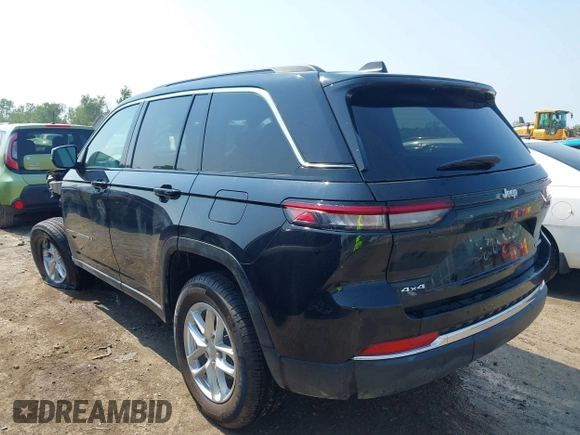 2025 Jeep Grand Cherokee Altitude X z VIN 1C4RJHAG9SC268299, wystawiony jako IAAI lot #42475401 z przebiegiem 2 649 mil mil oraz . Historia ofert i sprzedaży dostępna na DreamBid. Obrazek 3.