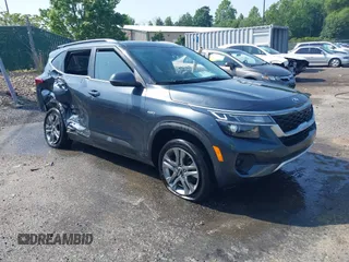 2021 Kia Seltos S z VIN KNDEUCAA2M7149395, wystawiony jako IAAI lot #42279753 z przebiegiem 27 074 mil mil oraz . Historia ofert i sprzedaży dostępna na DreamBid. Obrazek 1.