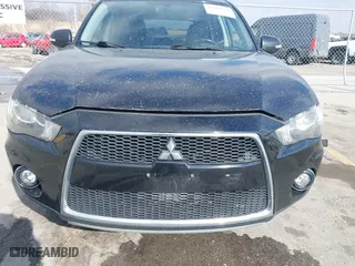 2010 Mitsubishi Outlander XLS with VIN JA4JT4AX6AZ002549, listed as a IAAI auction lot 41669290 with 136,757 mi miles. Bid and sale history available at carsss.com. Image 12.
