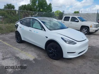 2025 Tesla Model Y Long Range with VIN 7SAYGDEE2SA337378, listed as a IAAI auction lot 41940840 with 1,676 mi miles and . Bid and sale history available at carsss.com. Image 1.