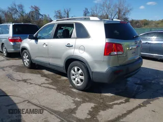 2013 Kia Sorento LX z VIN 5XYKT4A65DG354509, wystawiony jako IAAI lot #41996451 z przebiegiem 97 647 mil mil oraz . Historia ofert i sprzedaży dostępna na DreamBid. Obrazek 3.