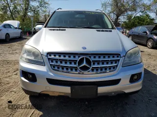2006 Mercedes-Benz M 500 z VIN 4JGBB75E96A023923, wystawiony jako Copart lot #52966925 z przebiegiem 129 575 mil mil oraz Szkoda całkowita • Salvage title. Historia ofert i sprzedaży dostępna na DreamBid. Obrazek 5.