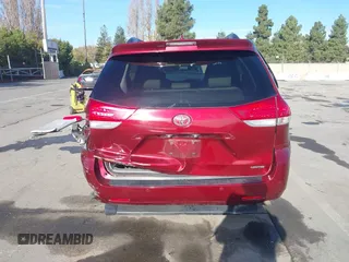 2014 Toyota Sienna XLE z VIN 5TDYK3DC6ES440358, wystawiony jako IAAI lot #40988116 z przebiegiem 87 692 mil mil oraz . Historia ofert i sprzedaży dostępna na DreamBid. Obrazek 17.